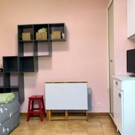 Charming With Balcony In Apartment *